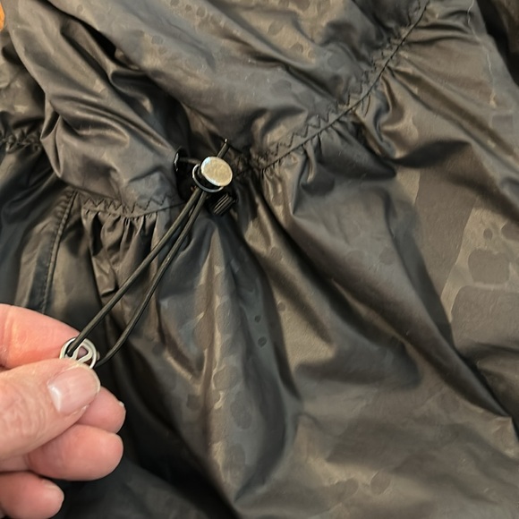Lululemon Rain Resistant Windbreaker with Adjustable Waist and hood - Picture 6 of 10